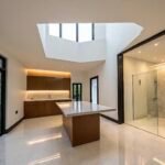 Cocina con isla y claraboya en una reforma integral en Mallorca