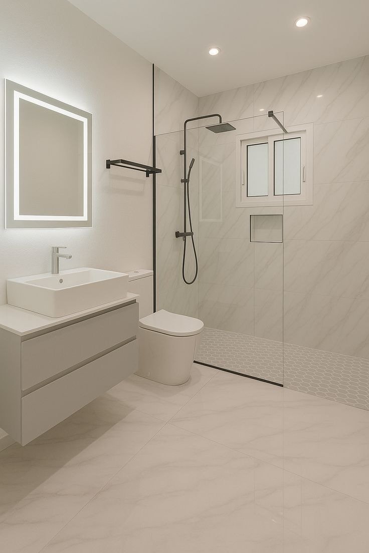 Baño reformado con ducha de obra y mampara de vidrio en Palma
