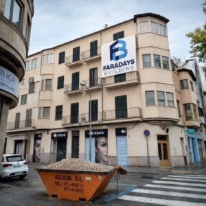 Rehabilitación de edificio en Palma con lona de Faradays Building