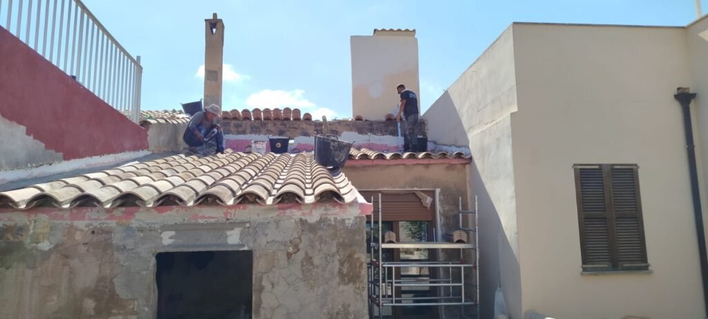 Operarios reformando un tejado de teja árabe en Mallorca