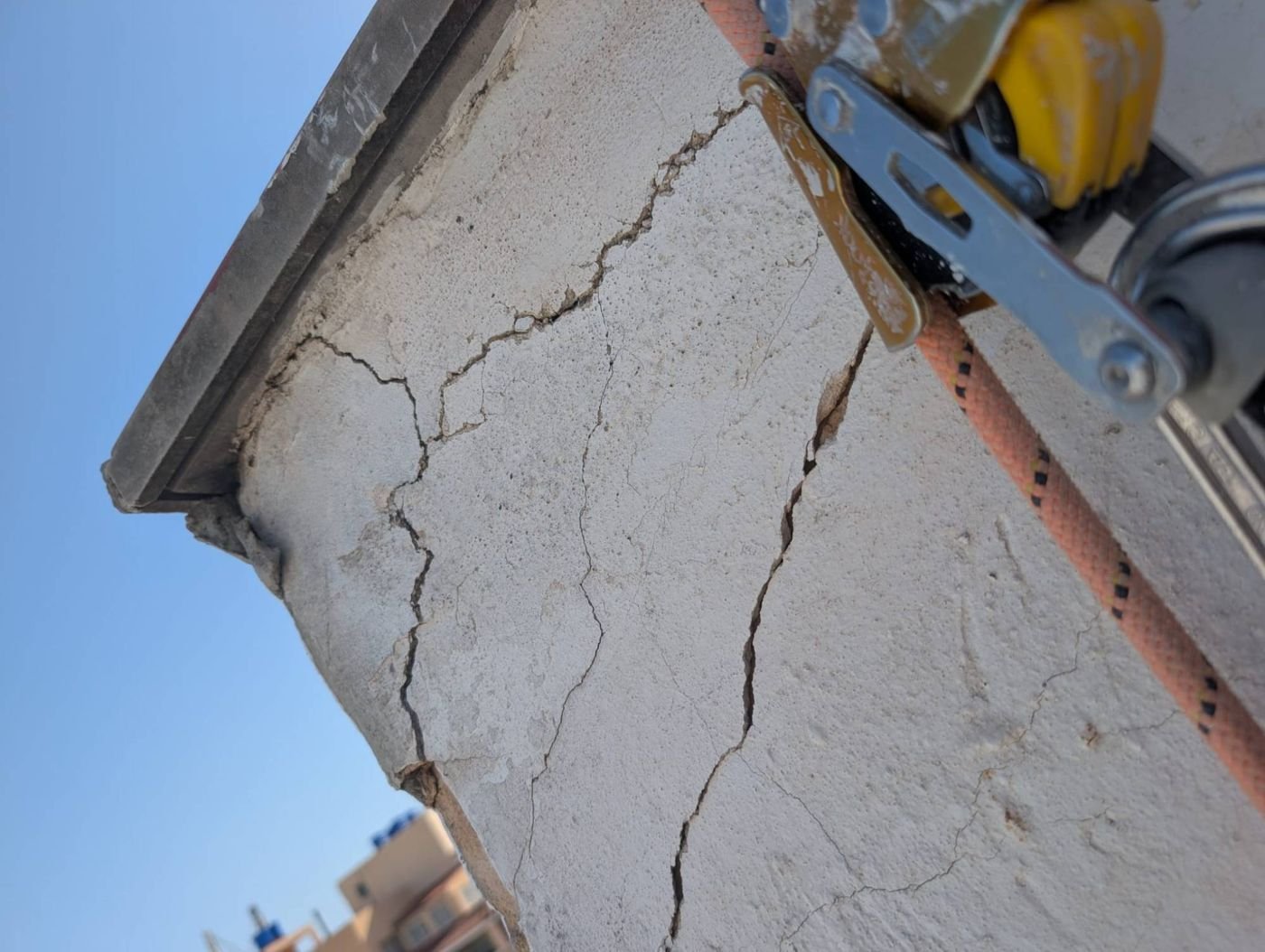 Grietas y revestimiento suelto en la fachada y la cornisa de un edificio en Palma, revisados con trabajos verticales – Faradays Building
