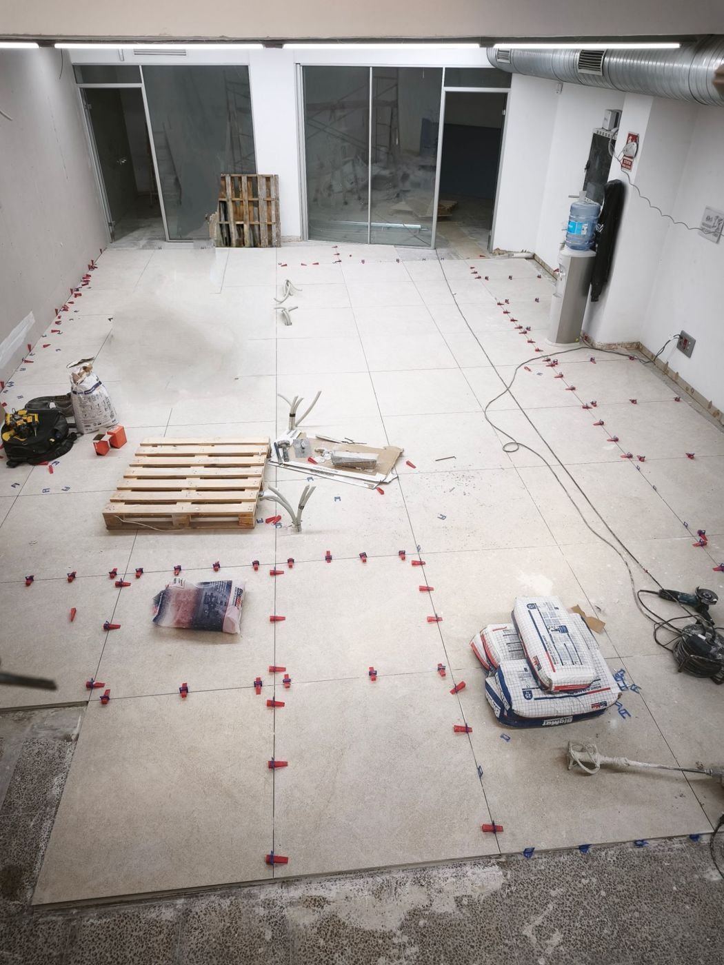 Colocación de suelo porcelánico 90x90 con sistema de nivelación en un local comercial de Palma – Faradays Building