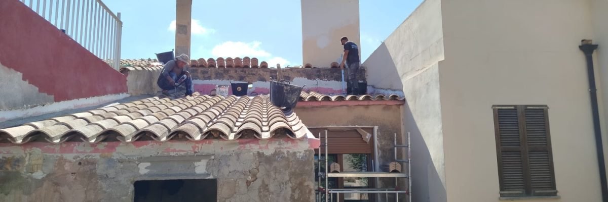 Operarios reformando un tejado de teja árabe en Mallorca